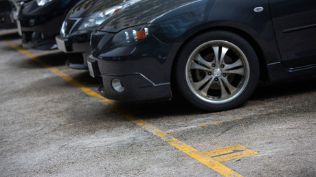 Vehicles are parked in a Hong Kong City Parking © Jerome Favre / Getty Image