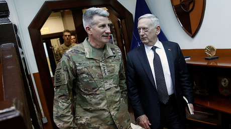US Defense Secretary James Mattis (R) and U.S. Army General John Nicholson (L) © Jonathan Ernst