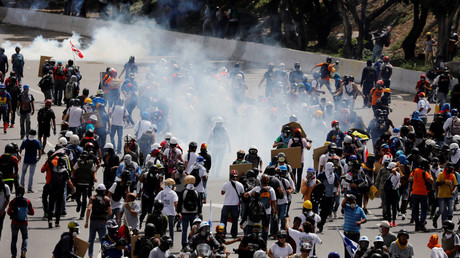 Demonstrators clash with riot security forces while rallying against Venezuela's President Nicolas Maduro's government in Caracas © Carlos Garcia Rawlins