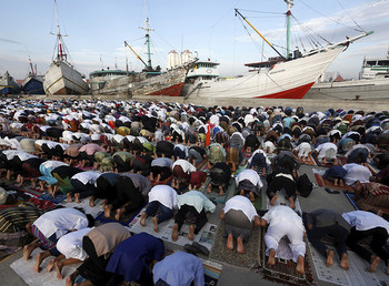 Muslims worldwide mark end of holy month of Ramadan with 