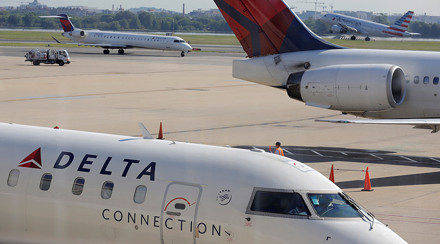 Delta passengers sit helplessly as water trickles on them from ceiling for entire flight (VIDEO)