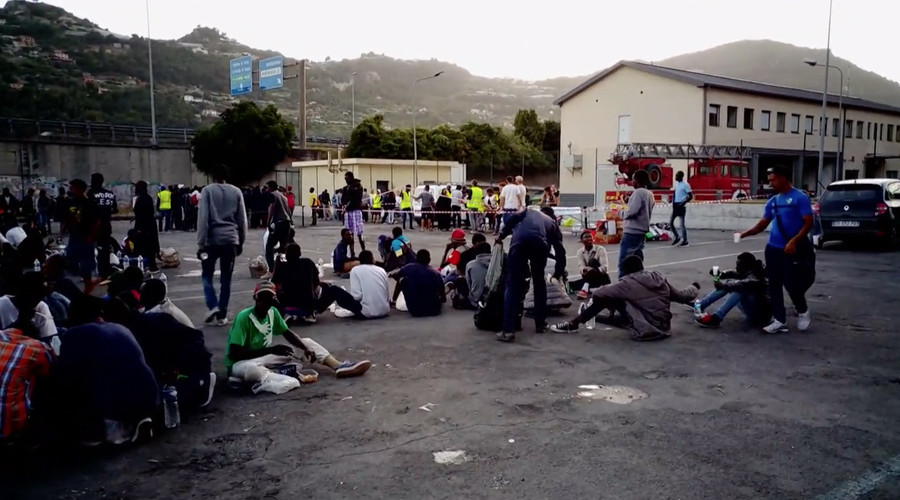 Migrants set up camp in Italy’s Ventimiglia after being denied entry to France (VIDEO)