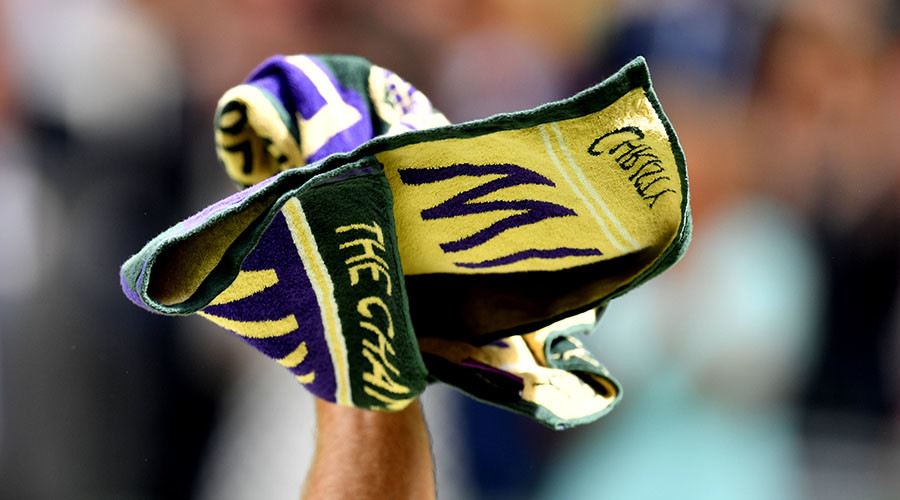 Towel tussle: Fan served online anger after snatching Wimbledon keepsake from youngster (VIDEO)