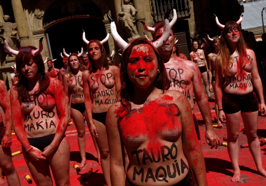 Topless protesters demand end to Pamplona bull-running festival (VIDEO)