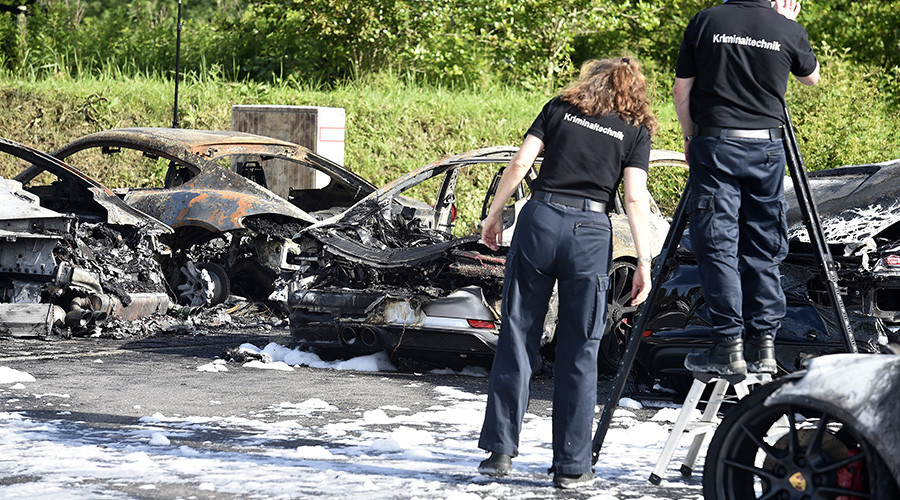 Porsches set on fire in possible G20 arson attack (VIDEO, PHOTOS)