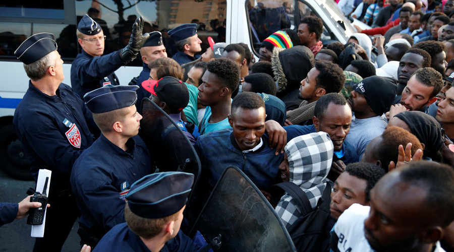 Up to 2,500 migrants evacuated from La Chapelle makeshift camp in Paris (PHOTOS)