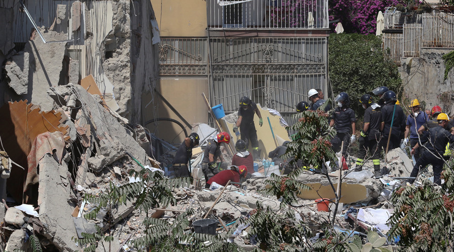 Residential building collapses near Naples, several feared trapped (PHOTOS)