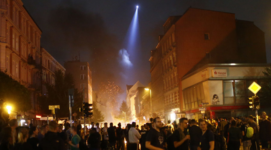 Molotov cocktails & iron bars: G20 protests rage on in Hamburg, 200+ police injured