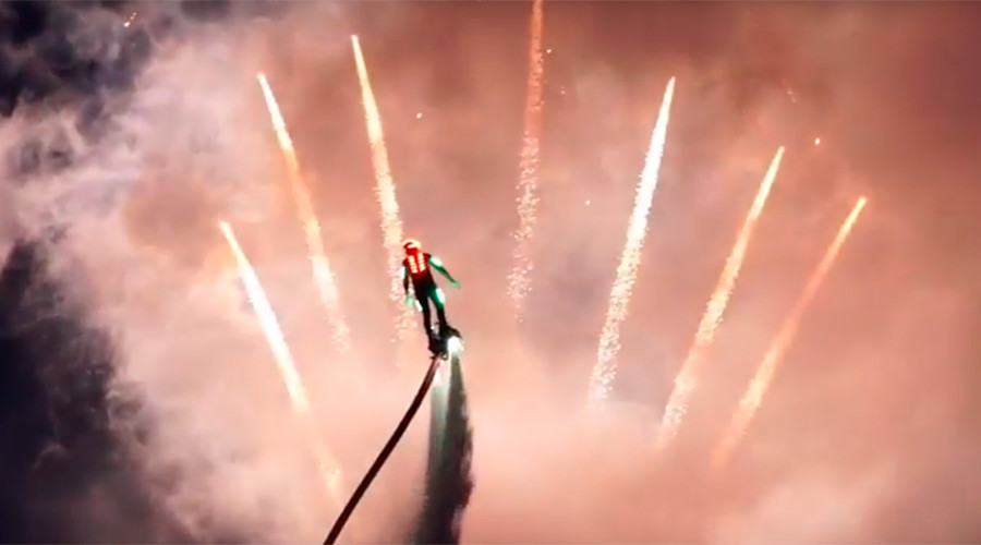 Russian flyboarders color the night with spectacular show (VIDEO)