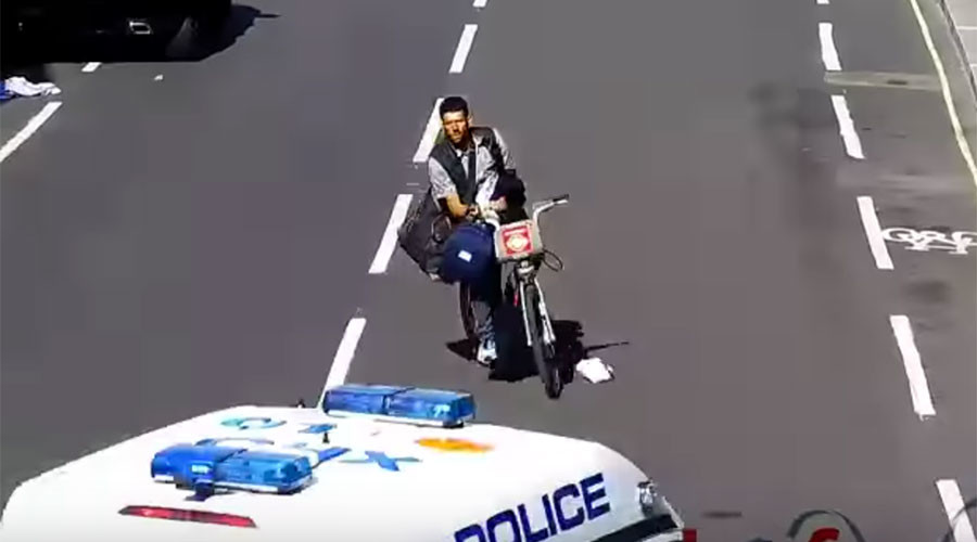 Cops knock thief off ‘Boris Bike’ with police van door (VIDEO)