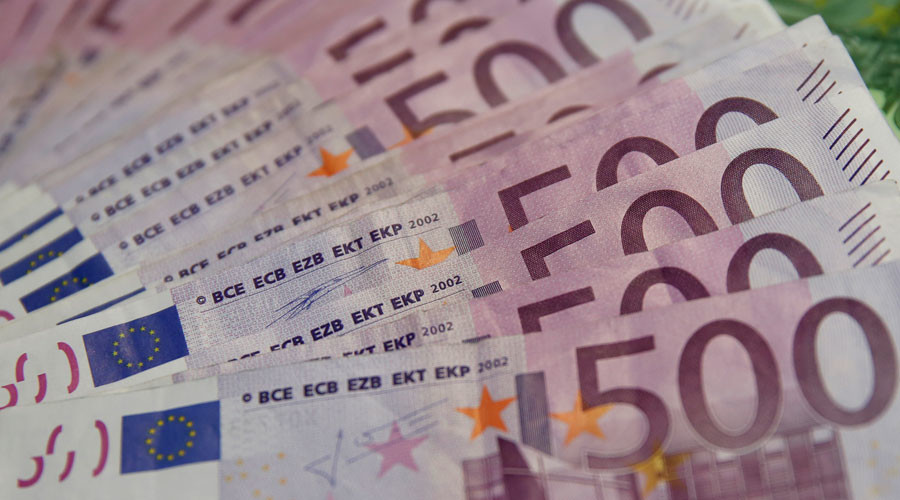 13yo German boy distributes over $11k in cash to ‘make friends’ – local media