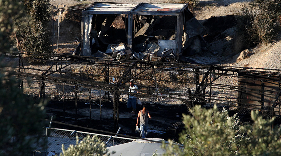 Migrants set Greek refugee camp ablaze during protest against living conditions (VIDEO, PHOTOS)