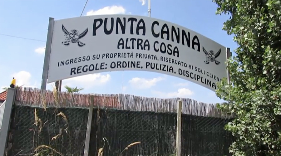 Fascist Mussolini-style posters ordered removed from Italian beach venue (VIDEO)