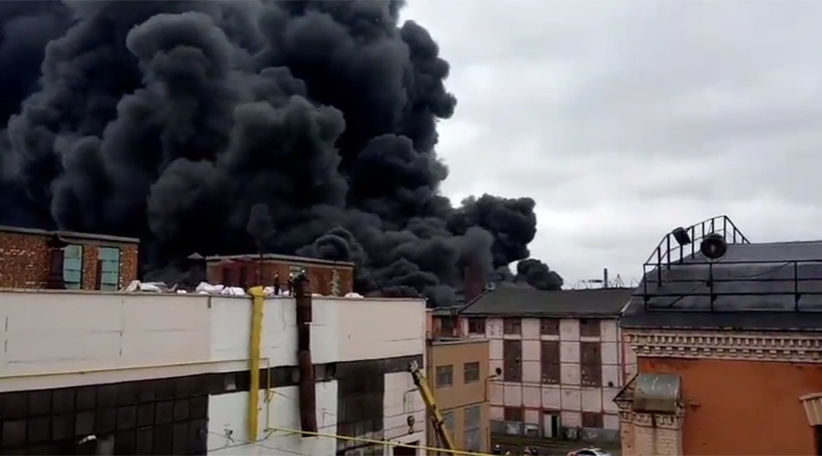 Massive blaze rages at St. Petersburg tractor plant (PHOTO, VIDEO)