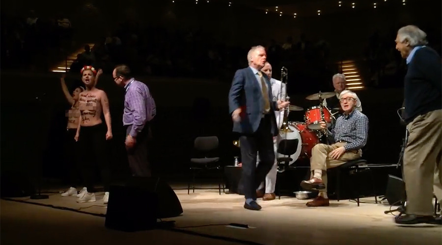 Topless FEMEN activists storm stage at Woody Allen concert (VIDEO)