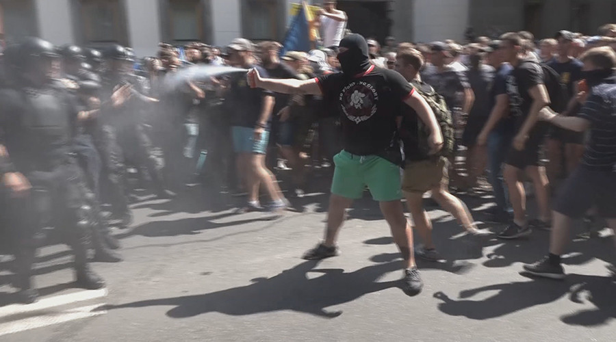 Up to 1,000 Ukrainian nationalists clash with police, block parliament (VIDEO)