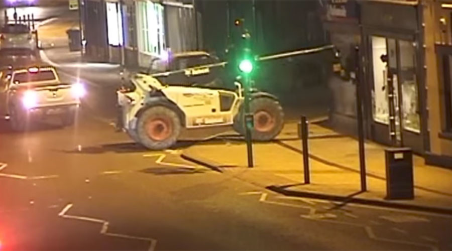 UK criminals steal ATM using forklift truck as battering ram (VIDEO)