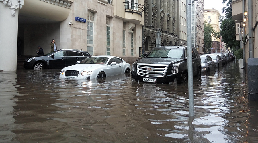 Going underwater: Moscow city center submerged after torrential rain (VIDEO, PHOTOS)