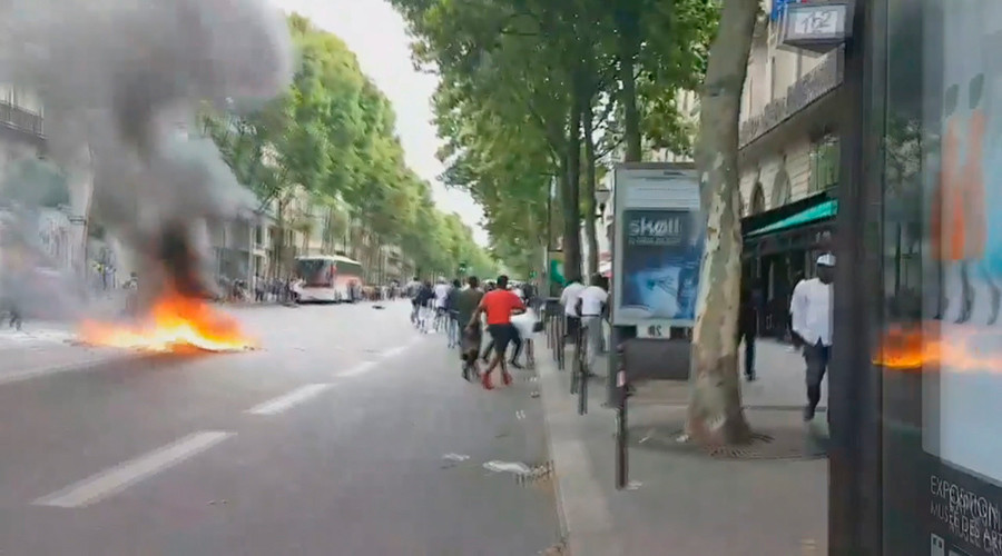Clashes with police, concert hall 'under threat' in Paris over Congolese artist performance (VIDEO)