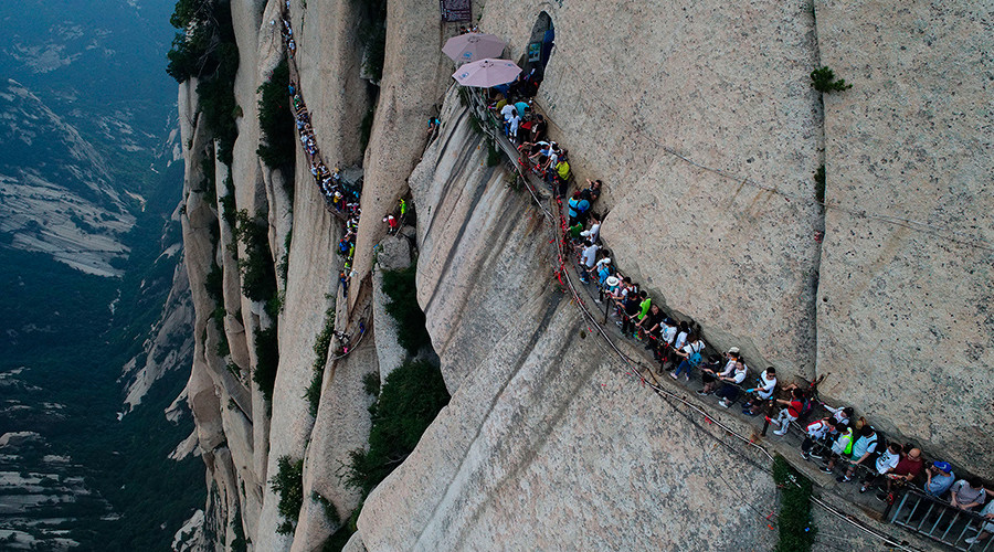 Drone captures deadly drop of ‘world’s most dangerous’ hiking route (VIDEOS)