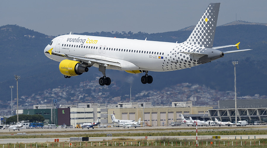 11 passengers thrown off plane following spontaneous protest over on-board deportee