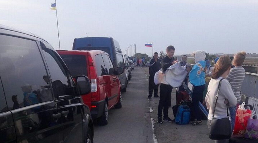 Tourist blockade? Ukrainians bound for Crimea have to spend hours at own border checkpoints (PHOTOS)
