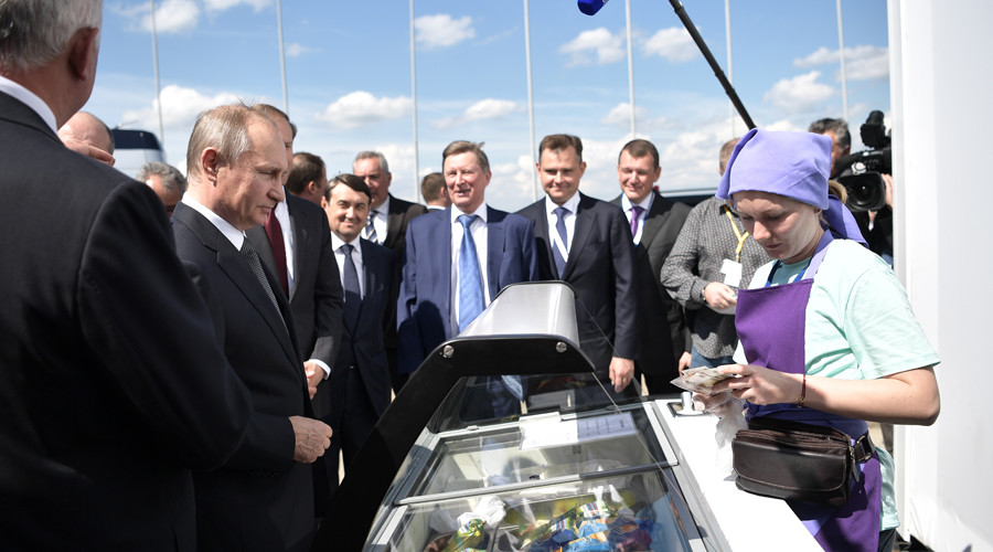 Putin trolls rich Rostec exec while buying ice cream for entourage at MAKS Air Show (VIDEO)