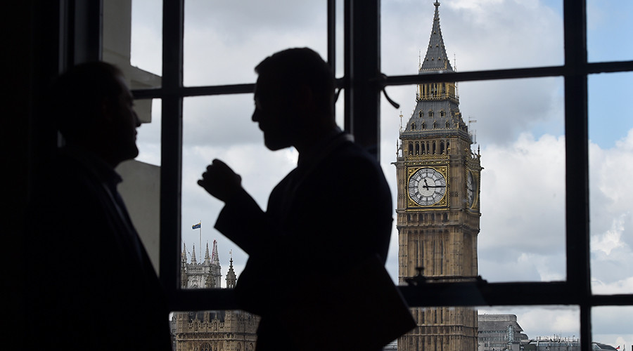 Govt ‘powerless’ to stop revolving door between civil service & big business – report