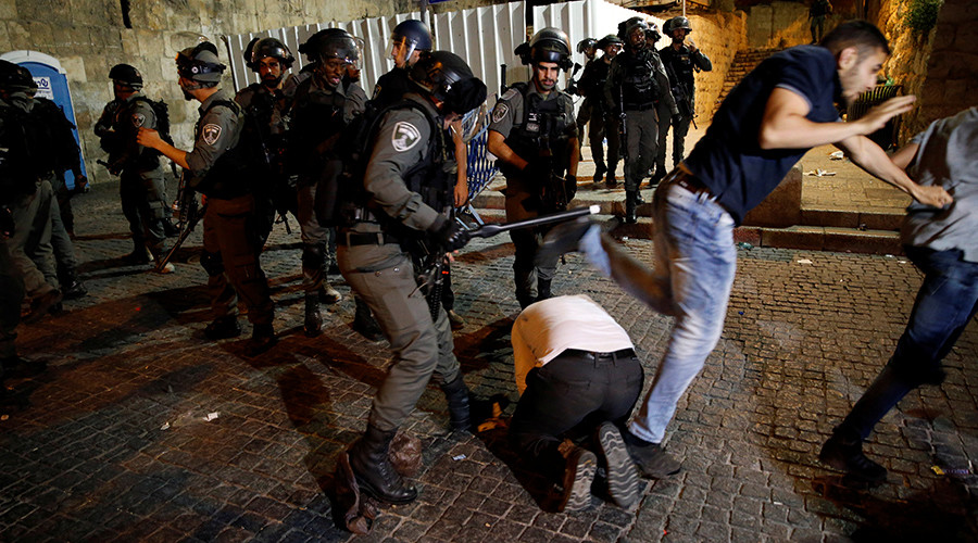 Israeli officer punches Muslim worshiper in the face as clashes continue near Temple Mount (VIDEO)