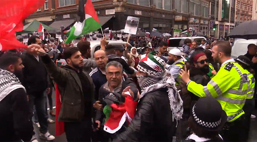 Pro-Palestinian & pro-Israeli protesters face off outside Israeli embassy in London (VIDEO)