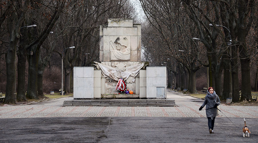 Upper House asks Putin to slap sanctions on Poland over anti-monument bill