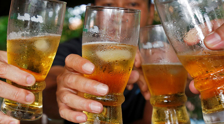 I’ll drink to that: Alcohol actually helps your memory, study claims