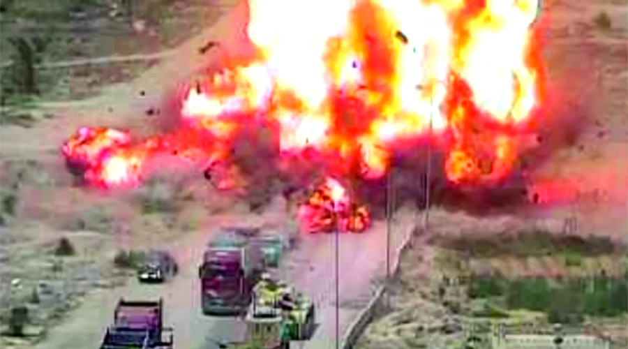 Tank crushes car full of bombers before massive explosion at Egypt checkpoint (VIDEO)