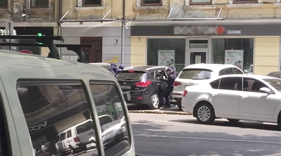 Dramatic footage shows 3 armed robbers attack motorist outside bank (VIDEO)