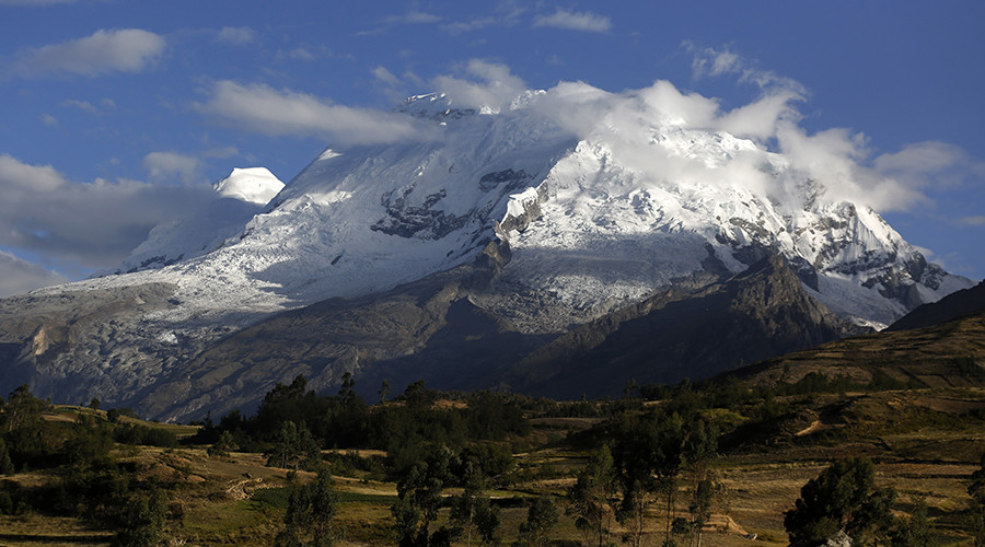 Russian becomes 1st to soar off 22,000-ft Peru peak in wingsuit (VIDEO)
