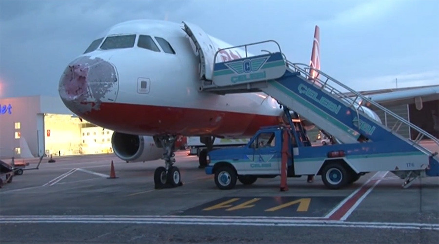 Giant hailstones pummel wings & cockpits of Istanbul aircraft (PHOTOS, VIDEOS)