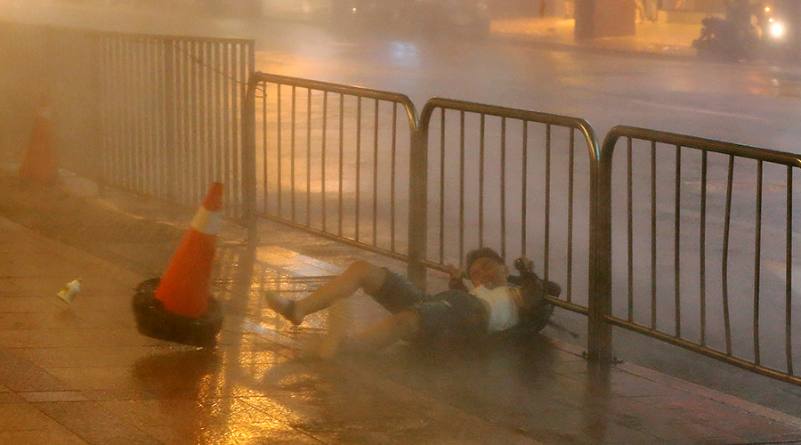 Typhoon Nesat knocks people over in Taiwan, leaves 250,000 homes without power (PHOTOS)