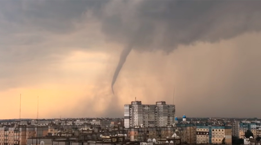 Menacing tornado forms in the skies over central Ukraine (VIDEOS)