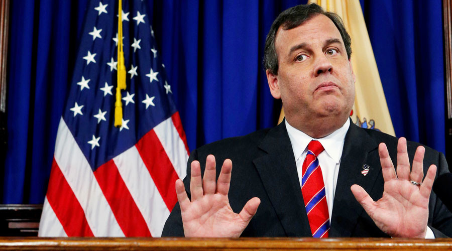 Nacho-cradling Chris Christie sends internet into meltdown after confronting baseball fan (VIDEO)