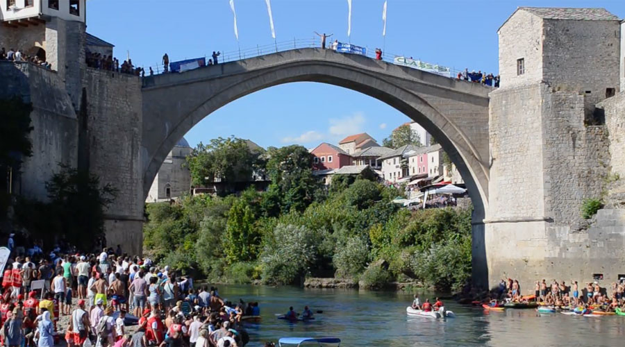 Daredevil divers take astounding plunge from iconic Mostar bridge (VIDEOS, PHOTOS)