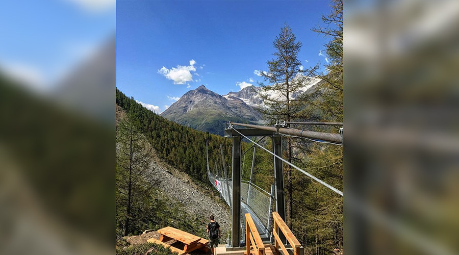 Hikers brave ‘world’s longest’ suspension bridge above Swiss ravine (VIDEO)