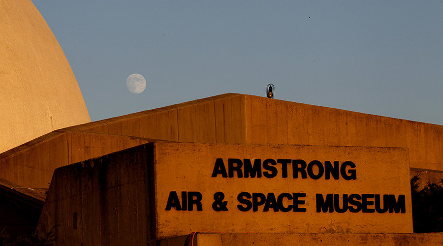 Solid gold lunar lander replica, medals snatched from Armstrong Air and Space Museum