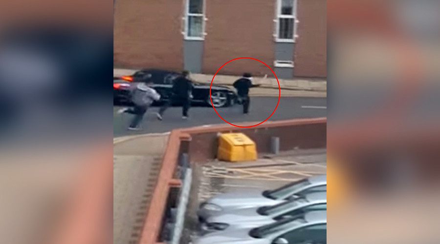 ‘I’ll chop you up’: Machete-wielding man chased by Birmingham police (VIDEO)