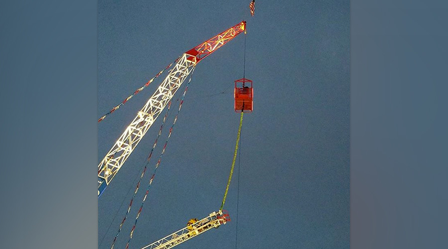 Bungee jumper left dangling upside down after thrill ride malfunctions (VIDEO)