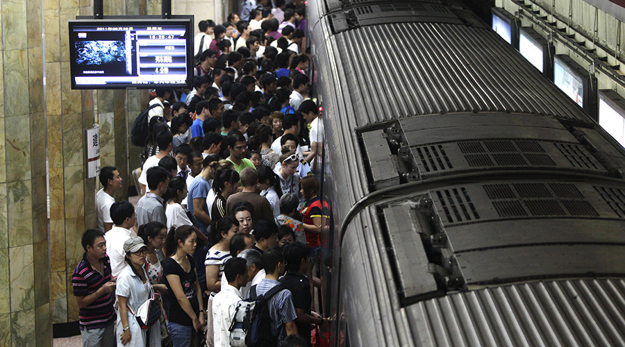 People power: Beijing commuters free man trapped under train (VIDEOS)