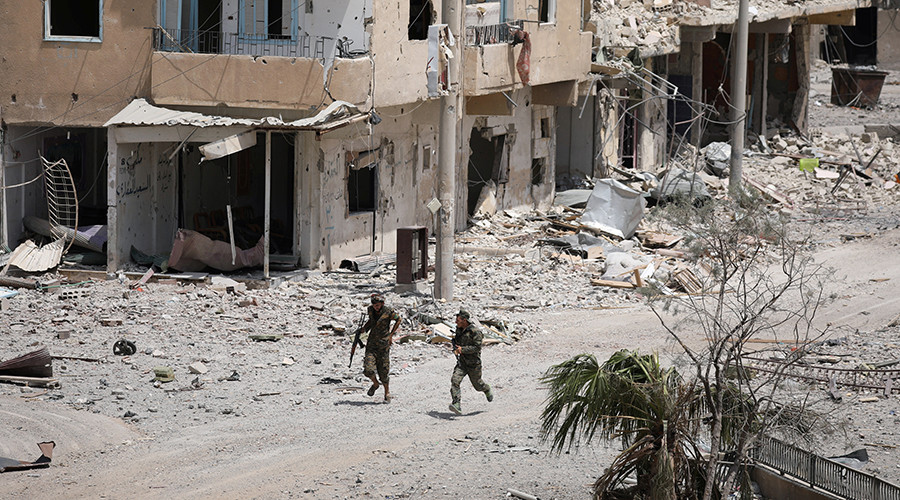 Suspected ISIS suicide bomber fires on journalists in Raqqa before detonating explosives (VIDEOS)