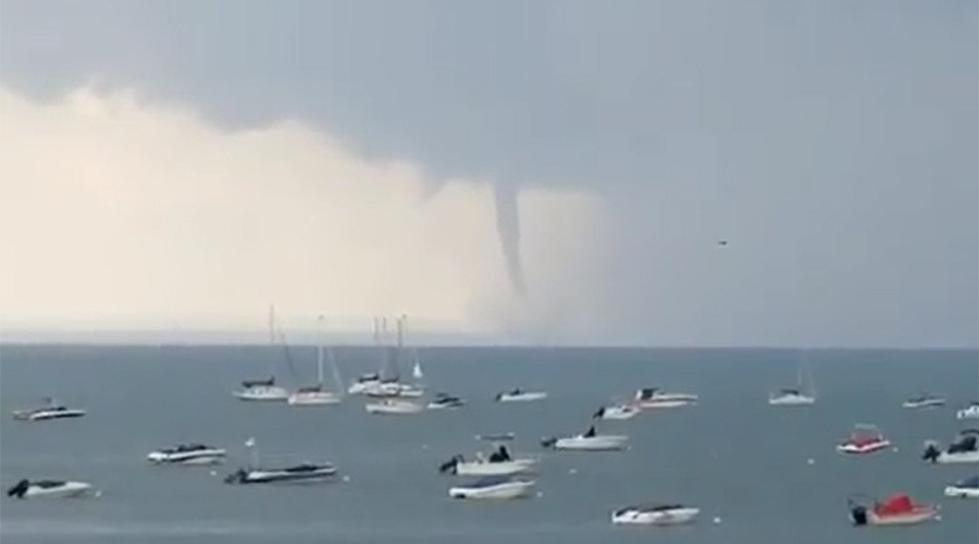 Waterspout touches down on New York lake (VIDEOS)