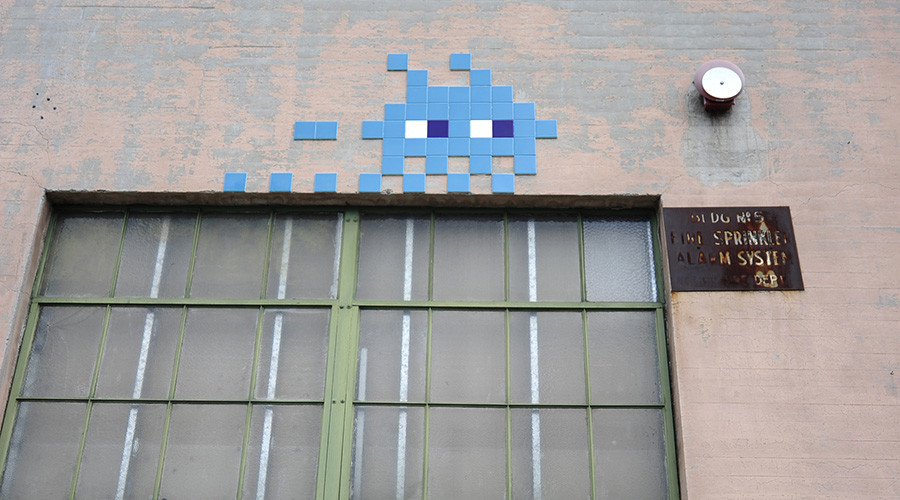 Thieves posing as city workers steal Parisian ‘Invader’ street art in plain sight (PHOTOS)