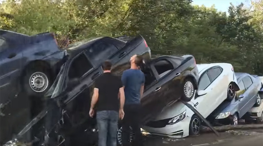 Dominoed: Dozens of vehicles pile up in row after mudflows sweep Crimea town (VIDEOS)