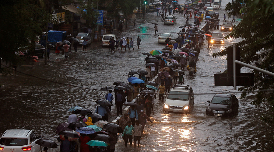 Heavy monsoon rains paralyze India's financial center, Mumbai (PHOTOS, VIDEOS)
